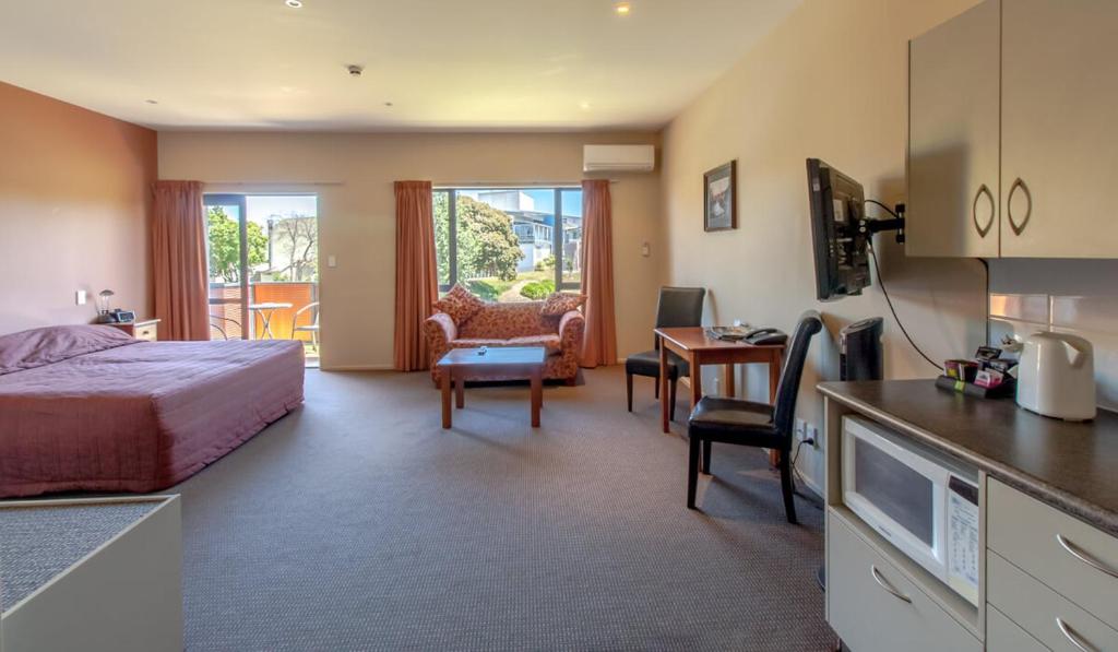 Waterfront motel photo 3