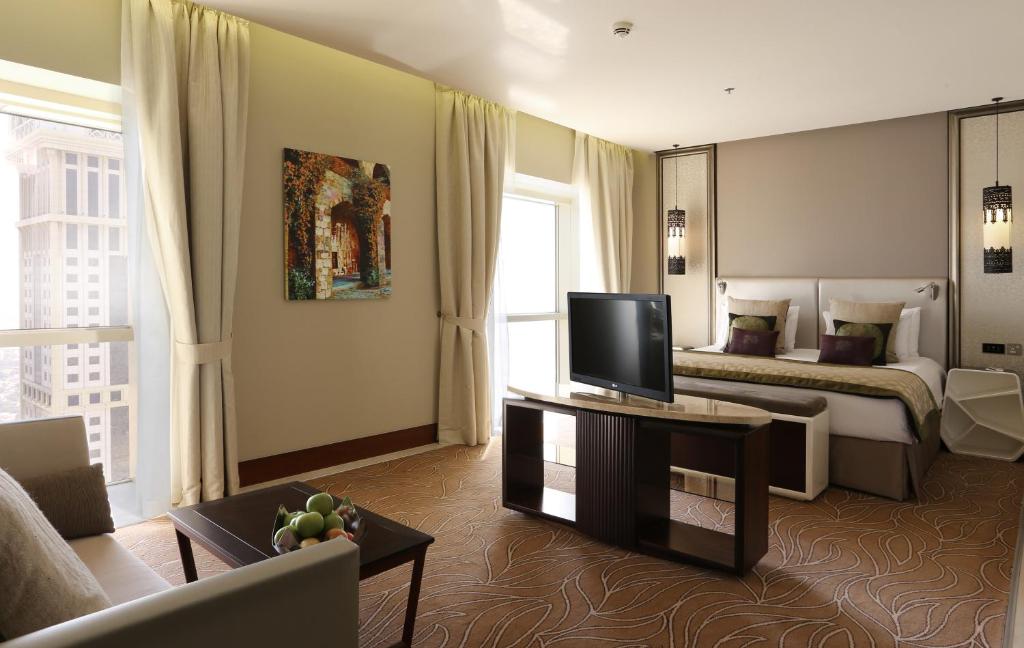 Сьюит (Представительский люкс), Отель Millennium Plaza Hotel