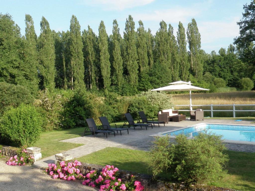 Unique Holiday Home with Pool in Combreux Centre photo 2
