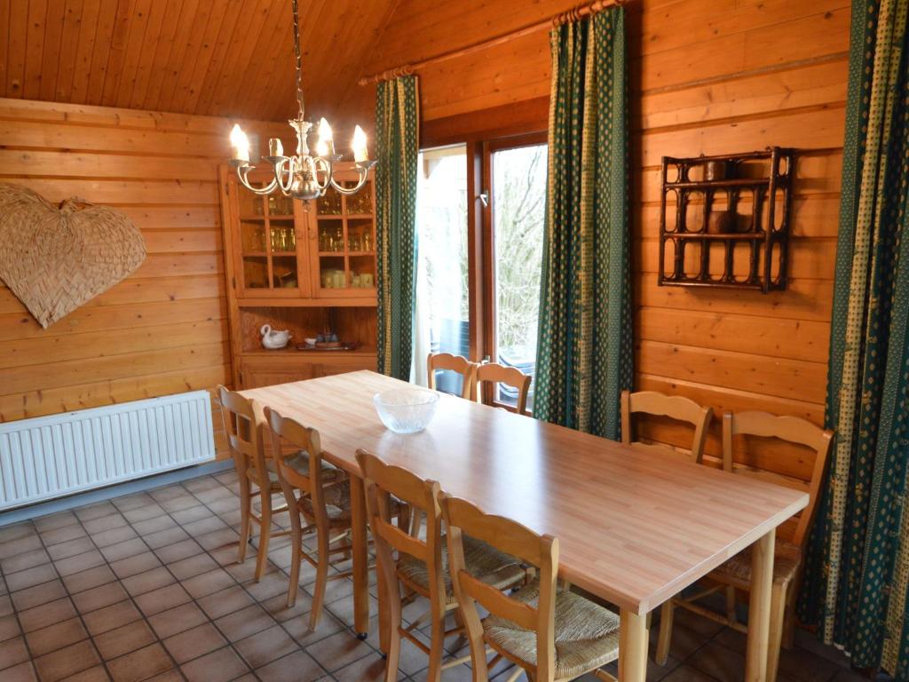 A wooden chalet located in a quiet and green photo 3