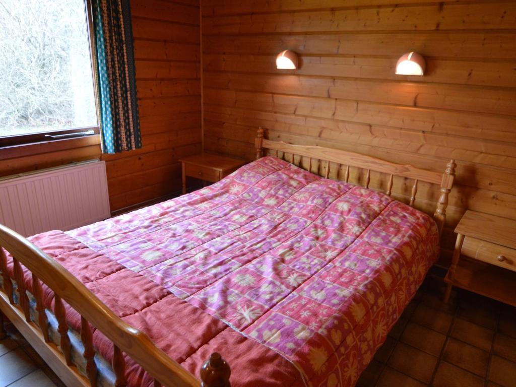 A wooden chalet located in a quiet and green photo 2