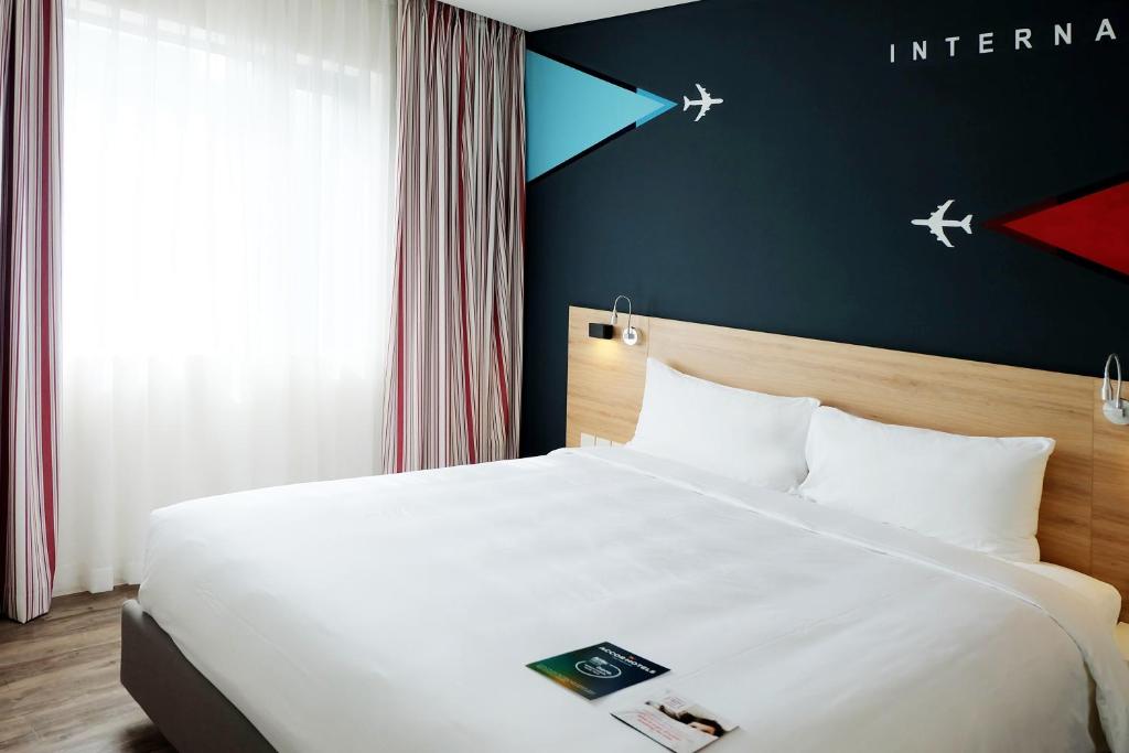 Студио (King Studio - Complimentary Round-trip Airport Transfer upon request), Ibis Saigon Airport