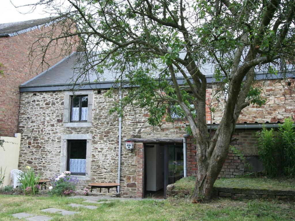 Charming Country Cottage in Winenne with Garden