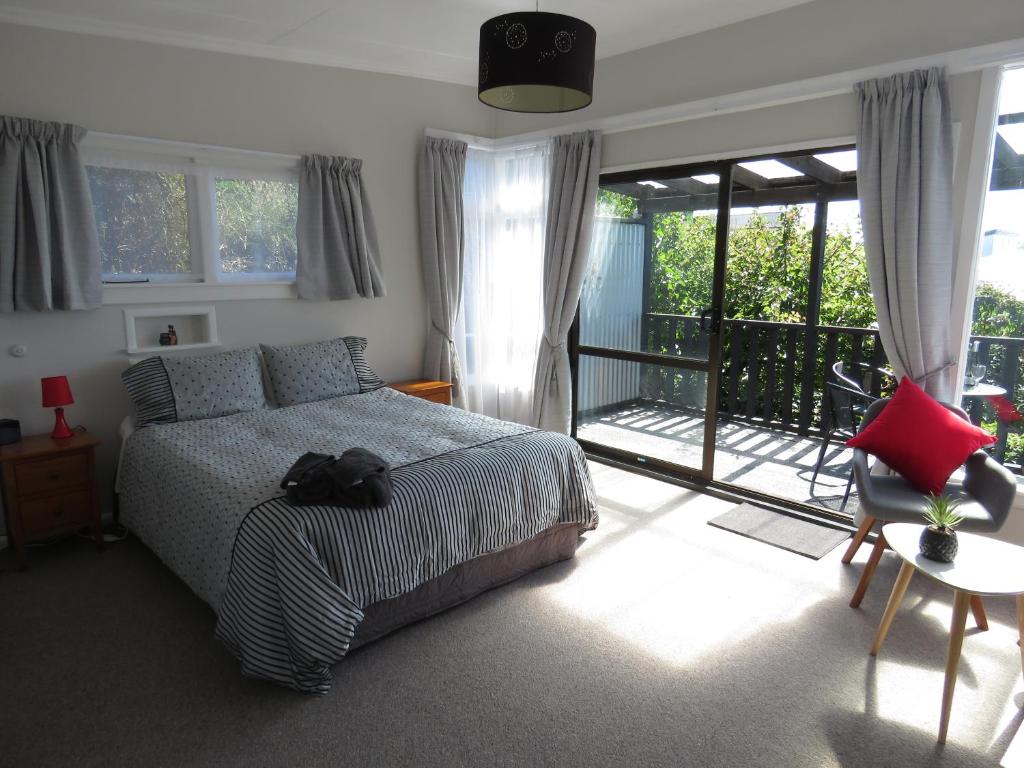Oamaru Harbour Nest photo 1