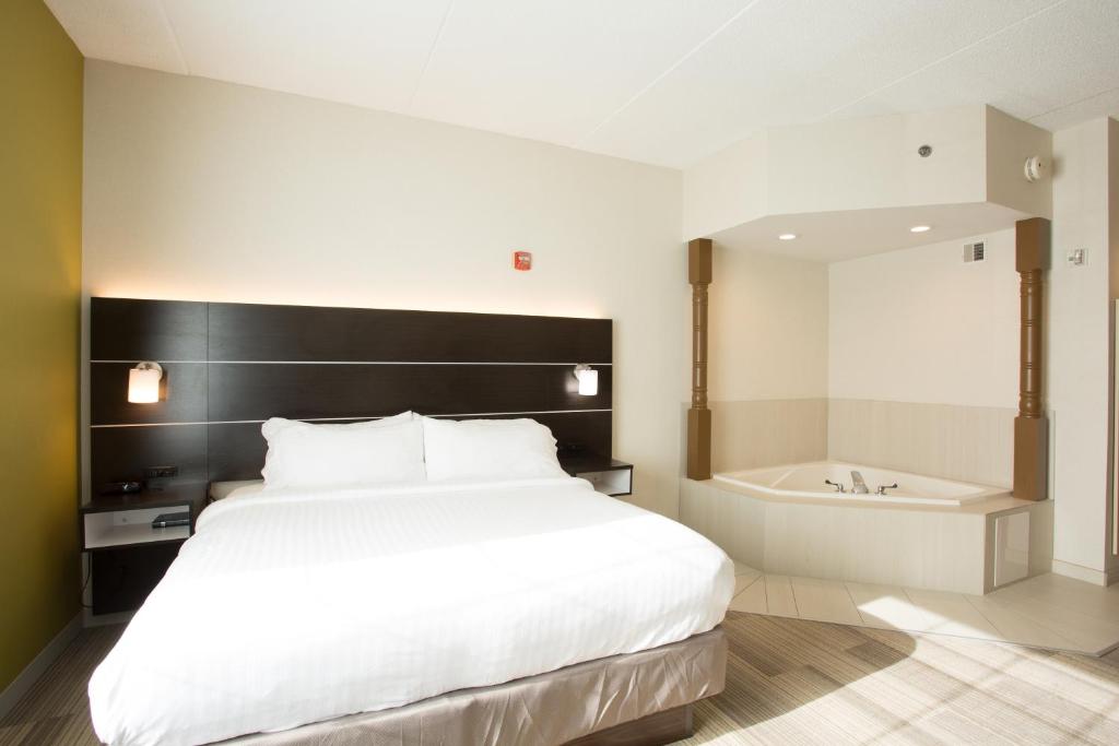 Holiday Inn Express Hotel & Suites Reading, an IHG Hotel photo 1