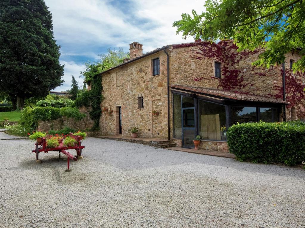This romantic farmhouse is located near the medieval village of Montaione photo 3