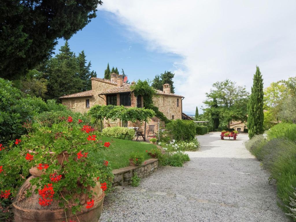 This romantic farmhouse is located near the medieval village of Montaione photo 4