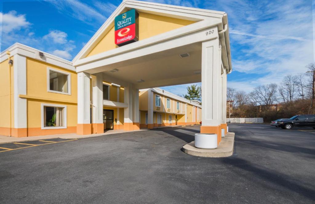 Econo Lodge Hagerstown I-81 image