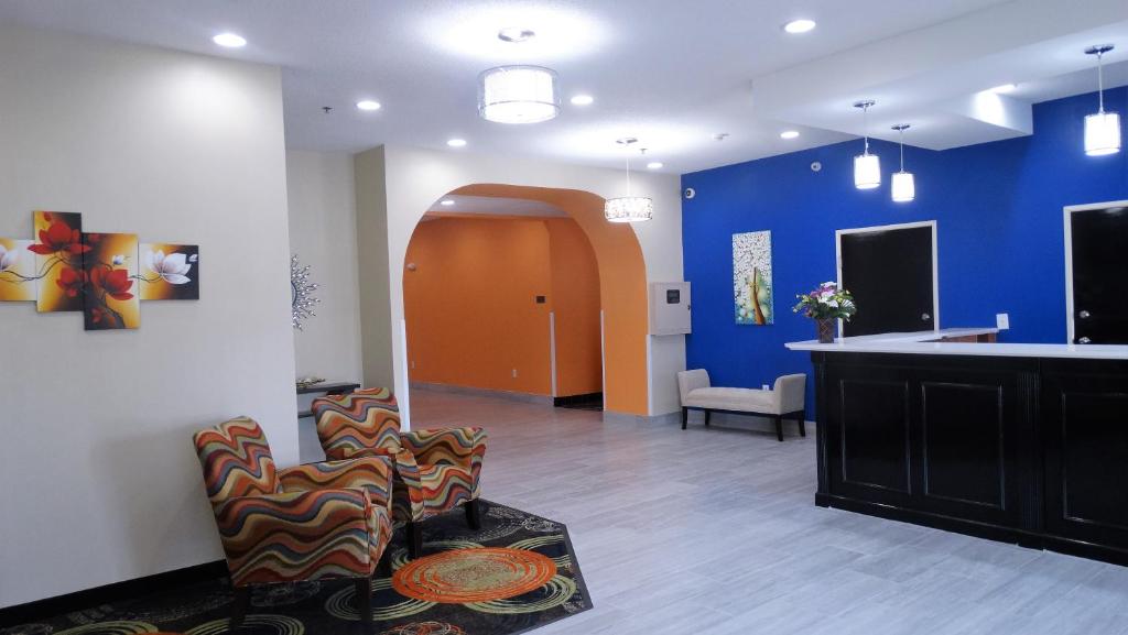 Oak Tree Inn & Suites image