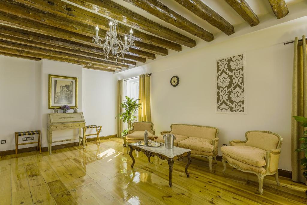 Oriente Palace Apartments photo 3