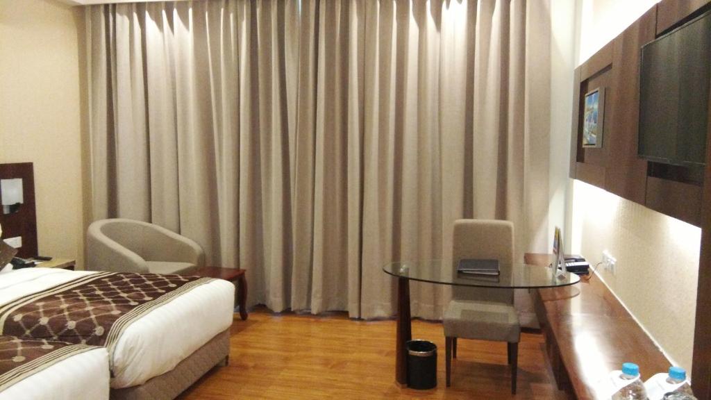 Двухместный (Улучшенный двухместный номер с 1 кроватью), Clarion Inn Jaipur