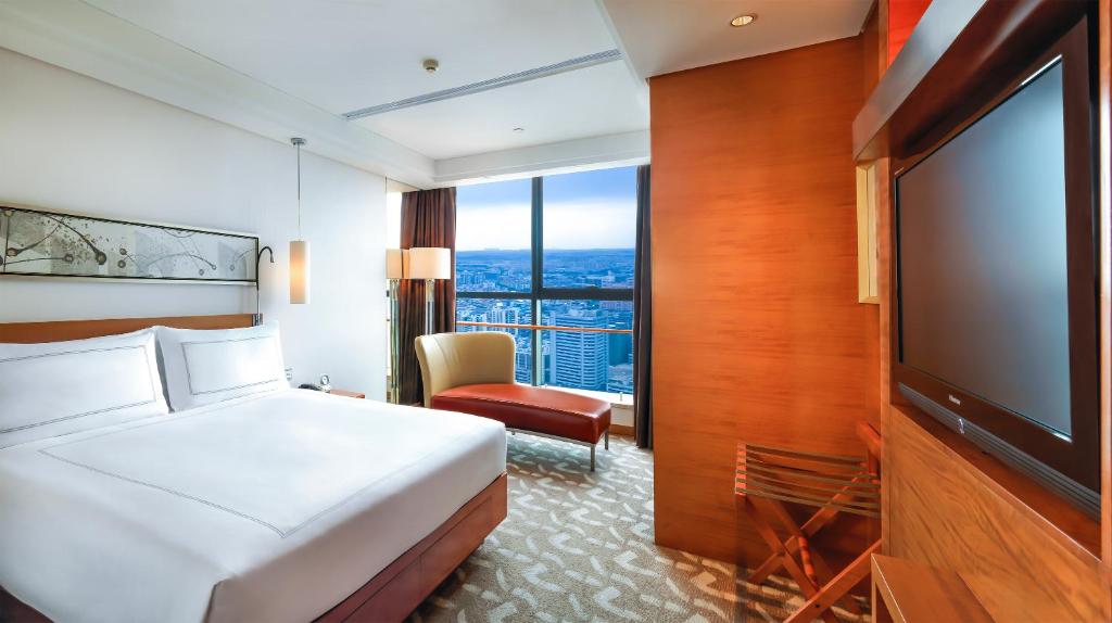 Двухместный (Представительский номер Swiss с кроватью размера «king-size»), Swissotel Foshan, Guangdong
