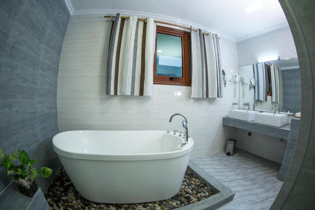 Сьюит (Люкс с кроватью размера «king-size» и гидромассажной ванной), Гостевой дом Triton Beach Hotel & Spa