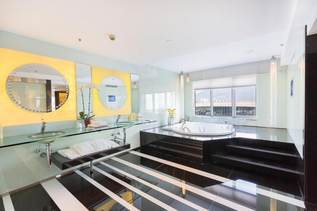 Regal Airport Hotel photo 2