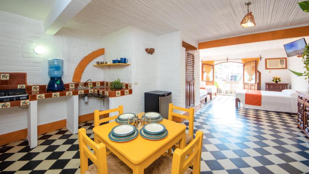 Трехместный (Family with kitchen -  Super saver), Hotel Hacienda de Vallarta Centro