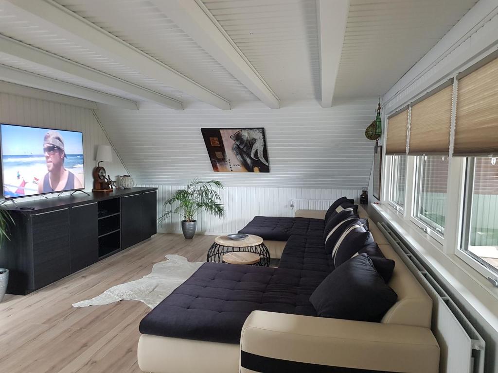 Surfers lounge photo 1
