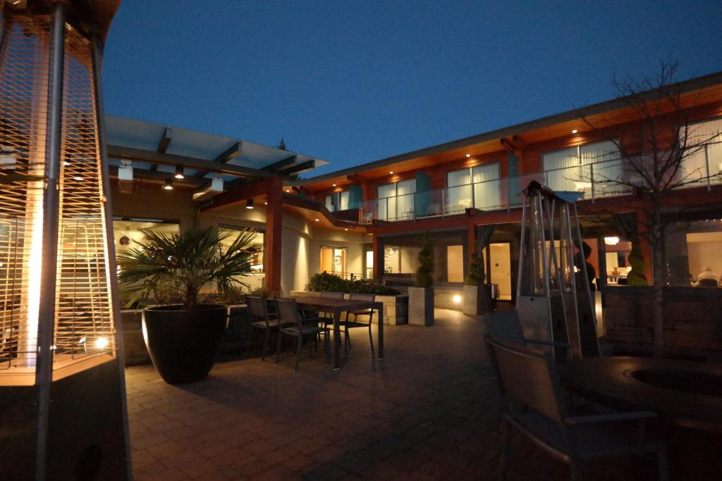 Qualicum Beach Inn photo 3