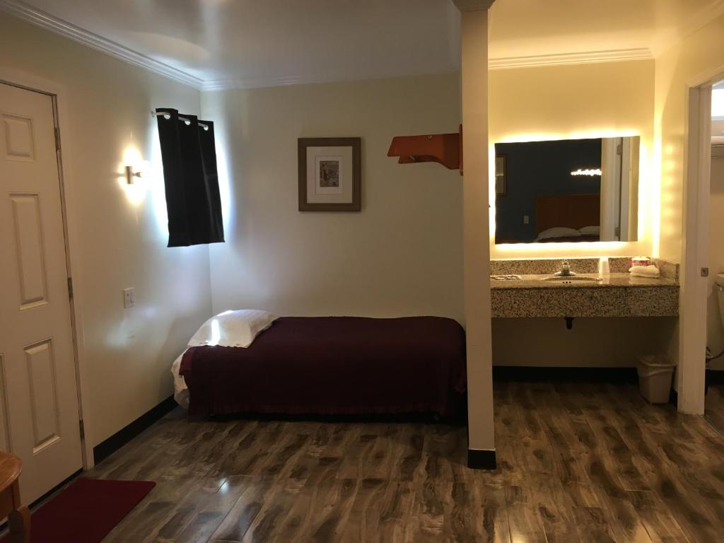 Семейный (Cемейный номер с собственной ванной комнатой), Lincoln Park Motel