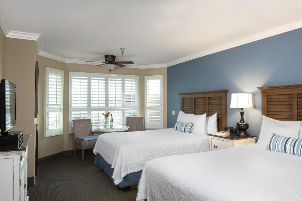 Sand Pebbles Inn photo 2