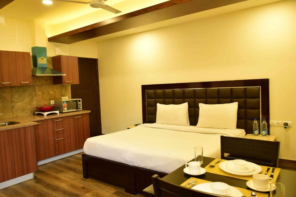 Студио (Стандартный трехместный номер-студио), When In Gurgaon - Service Apartments