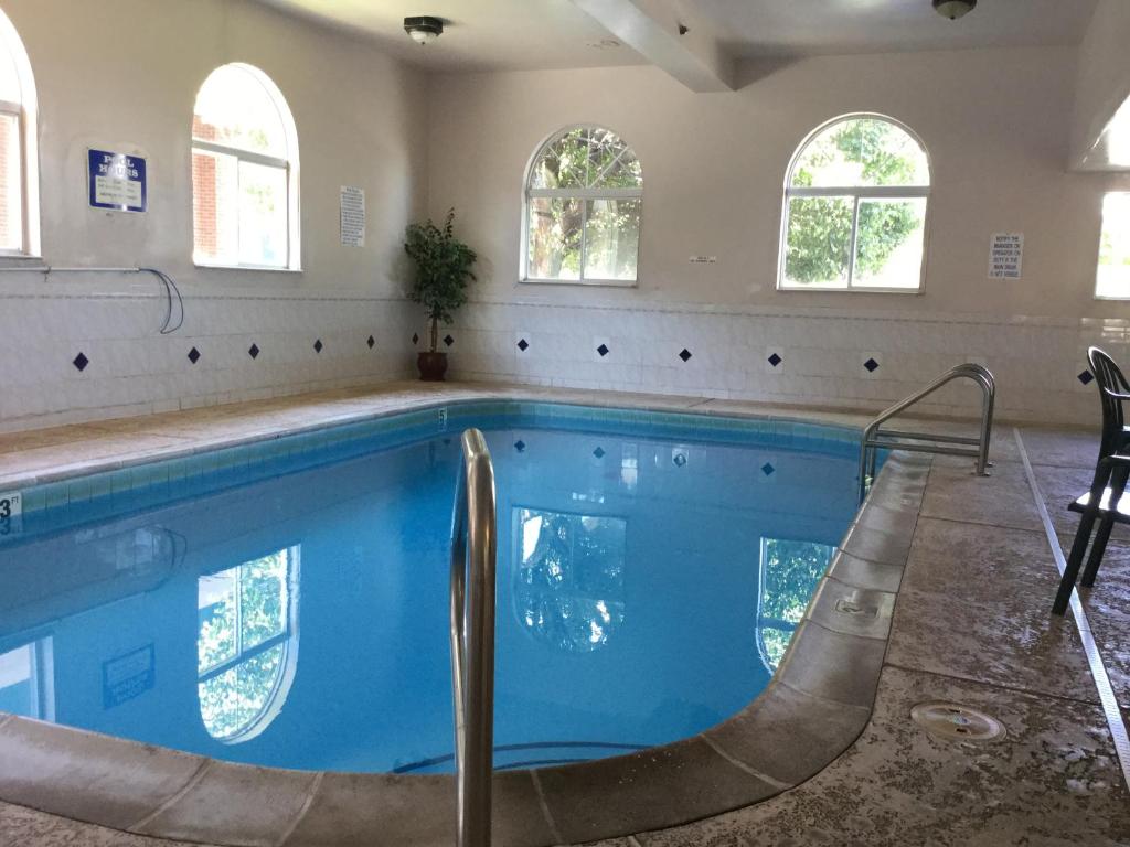 Americas Best Value Inn and Suites Saint Charles photo 1