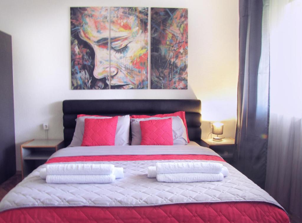 The House Apartments & Guest Rooms photo 2