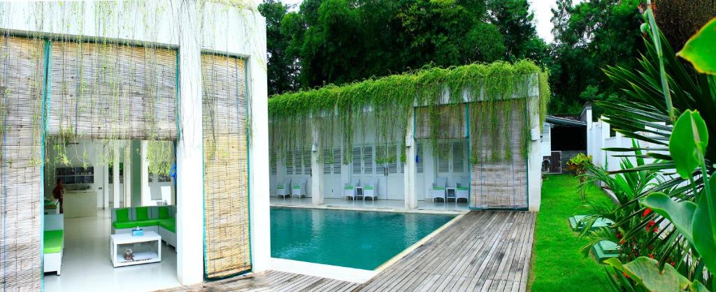 Villa Putih Lovina - Tap to explore photos