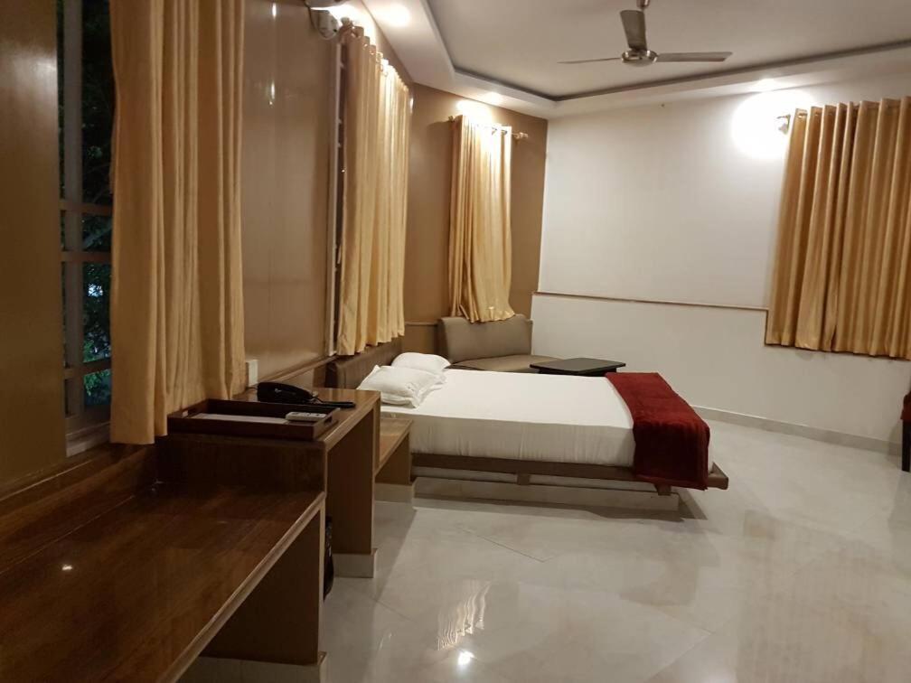Двухместный (Deluxe Double Room (2 Adults + 1 Child) - Indian nationals only), 1/1 Park Street Hotel