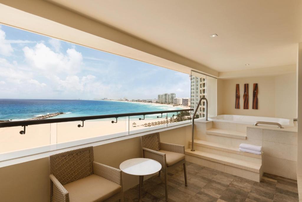 Четырехместный (Клубный угловой люкс, вид на океан), Hyatt Ziva Cancun