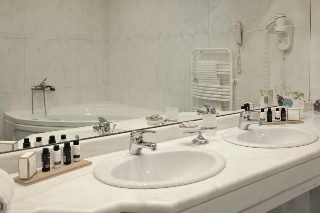 Сьюит (Полулюкс с гидромассажной ванной и отдельным балконом), Athens Atrium Hotel & Jacuzzi Suites