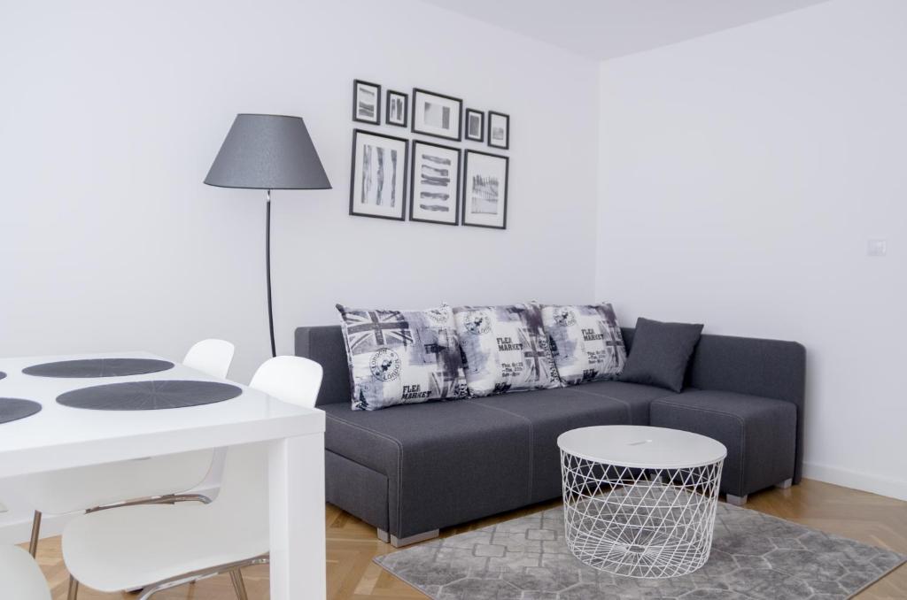 Апартаменты (Апартаменты с 1 спальней и балконом), Hosapartments City Center