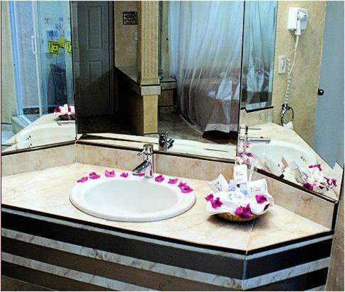 Сьюит (Люкс с кроватью размера «king-size» и гидромассажной ванной), Motel Costa