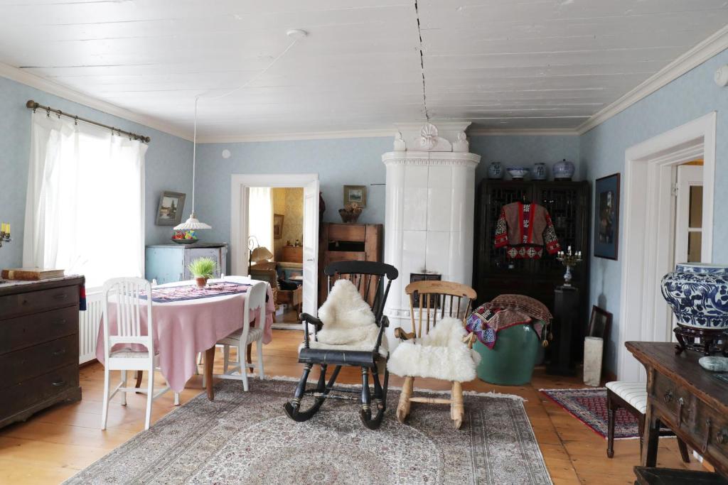 1800's Townhouse photo 1