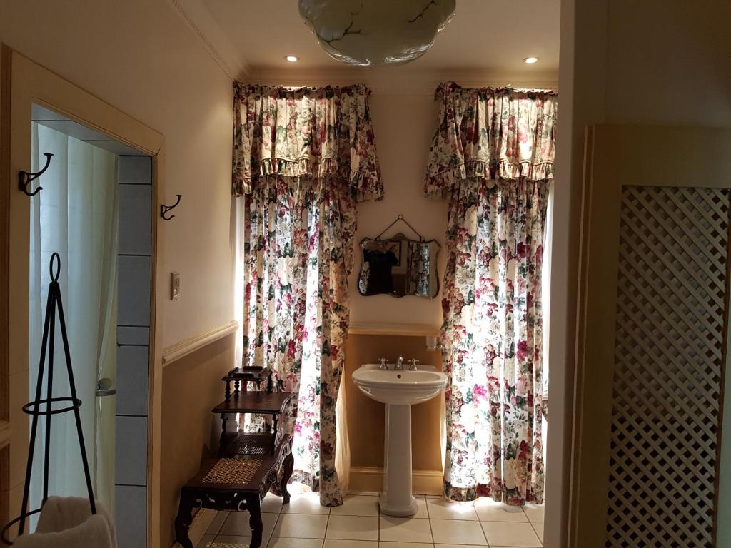 Sherwood's Country House - Tap to explore photos