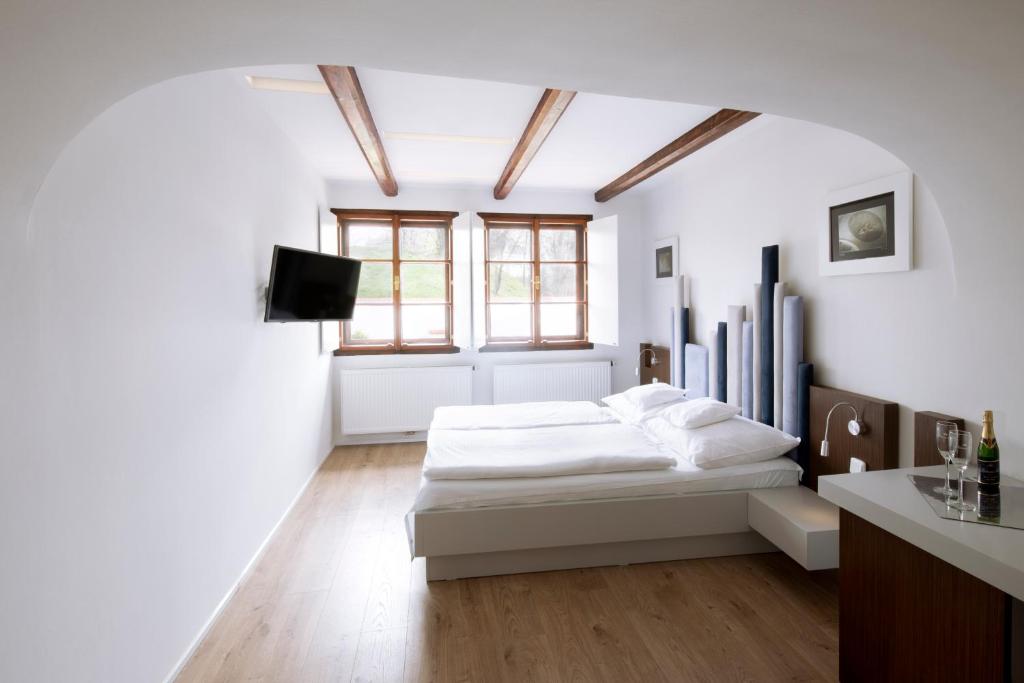Hotel 100 photo 1