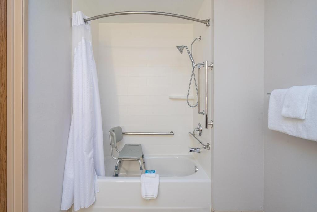 Holiday Inn Express Hotel Howe / Sturgis, an IHG Hotel photo 4