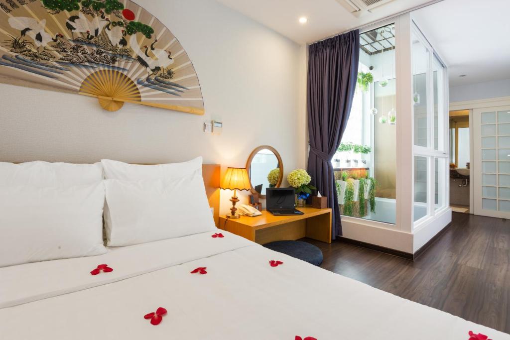 Двухместный (Улучшенный двухместный номер с 1 кроватью), Luxury Old Quarter Hotel