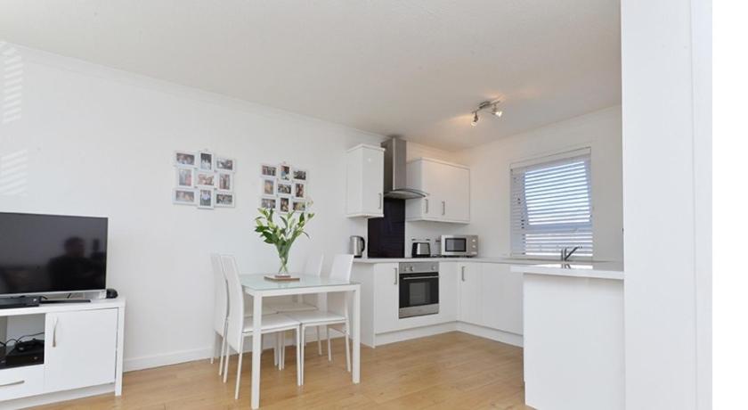 Edinburgh Seaside Apartment - Tap to explore photos