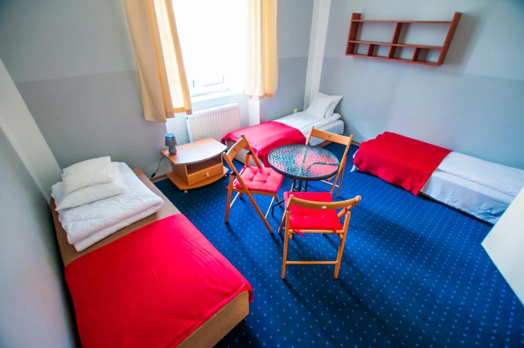 Трехместный (Трехместный номер с общей ванной комнатой), Red Carpet Hostel
