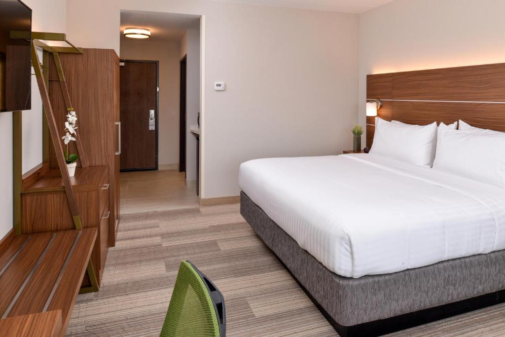 Holiday Inn Express & Suites - St. Petersburg - Madeira Beach, an IHG Hotel photo 2