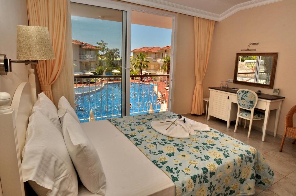 The Blue Lagoon Deluxe Hotel photo 3