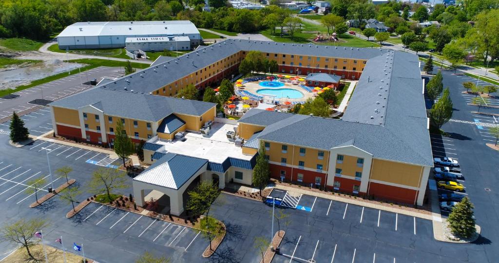 Cedar Point's Express Hotel photo 1