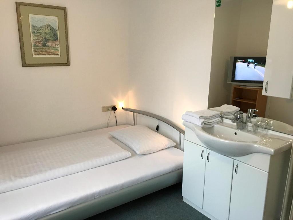 Двухместный (Двухместный номер с 1 кроватью и внешней ванной комнатой), Hotel Goldene Krone Innsbruck