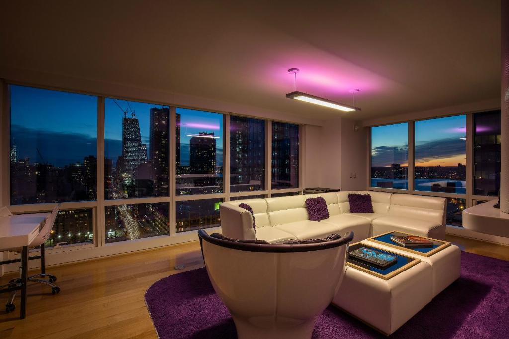 Сьюит (Люкс VIP с кроватью размера «king-size», живописный вид), YOTEL New York Times Square