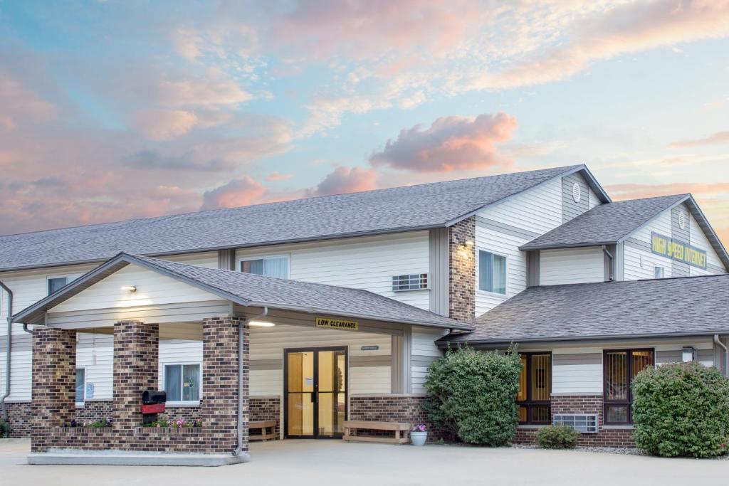 Super 8 by Wyndham Waverly photo 1