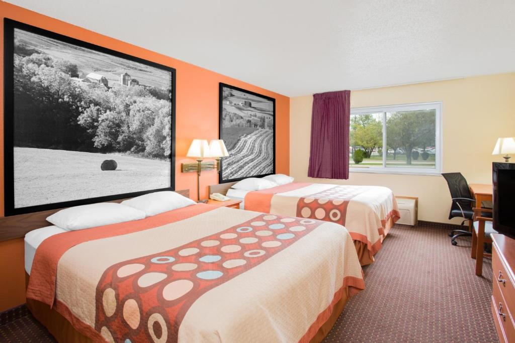Super 8 by Wyndham Waverly photo 3