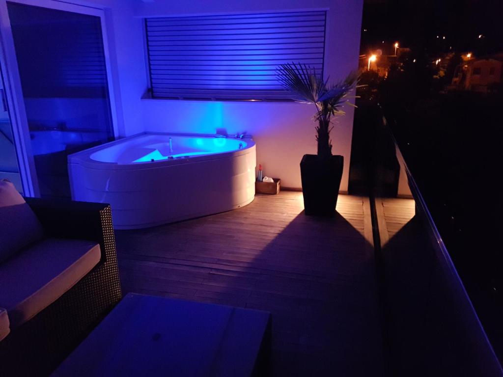 Jacuzzi Penthouse Apartment photo 2