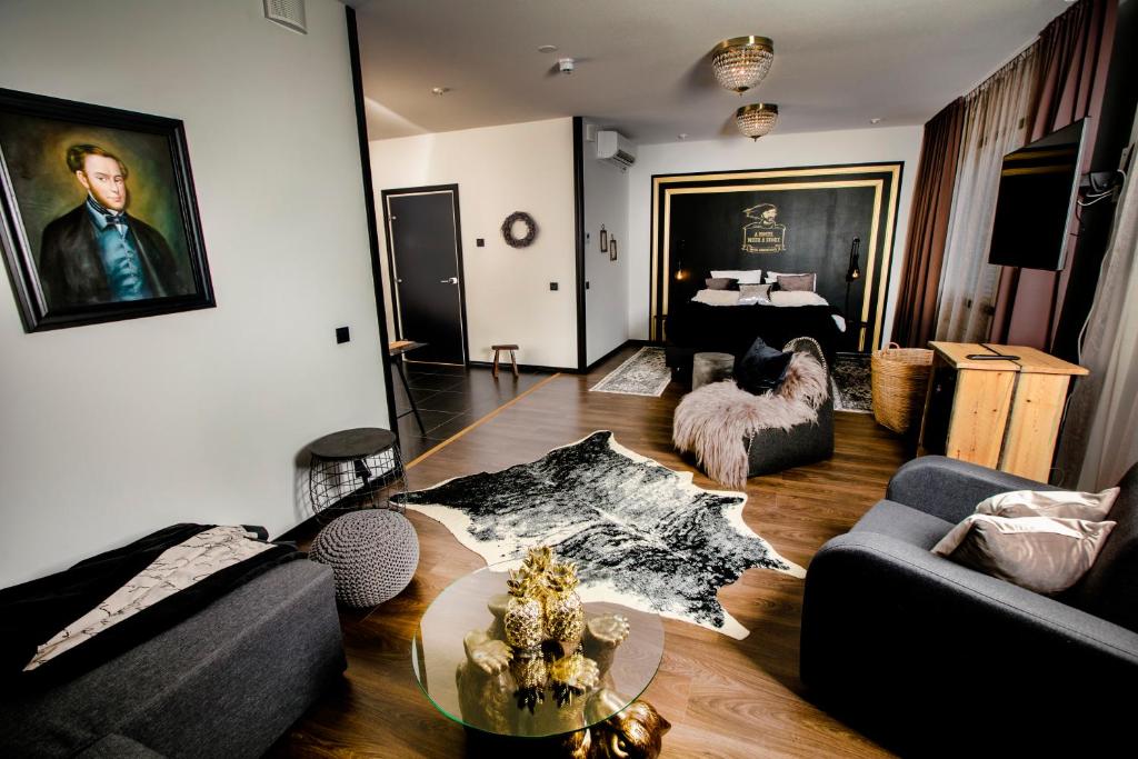 Boutique Hotel Mustaparta - Tap to explore photos