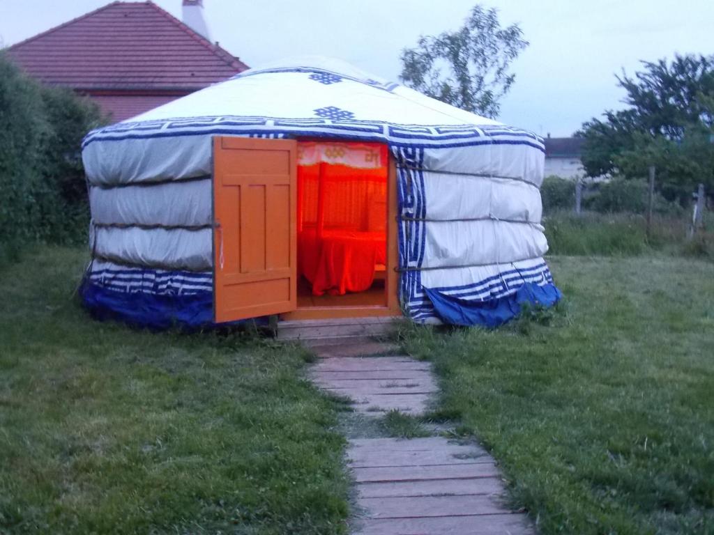 Yourte Mongole - Tap to explore photos