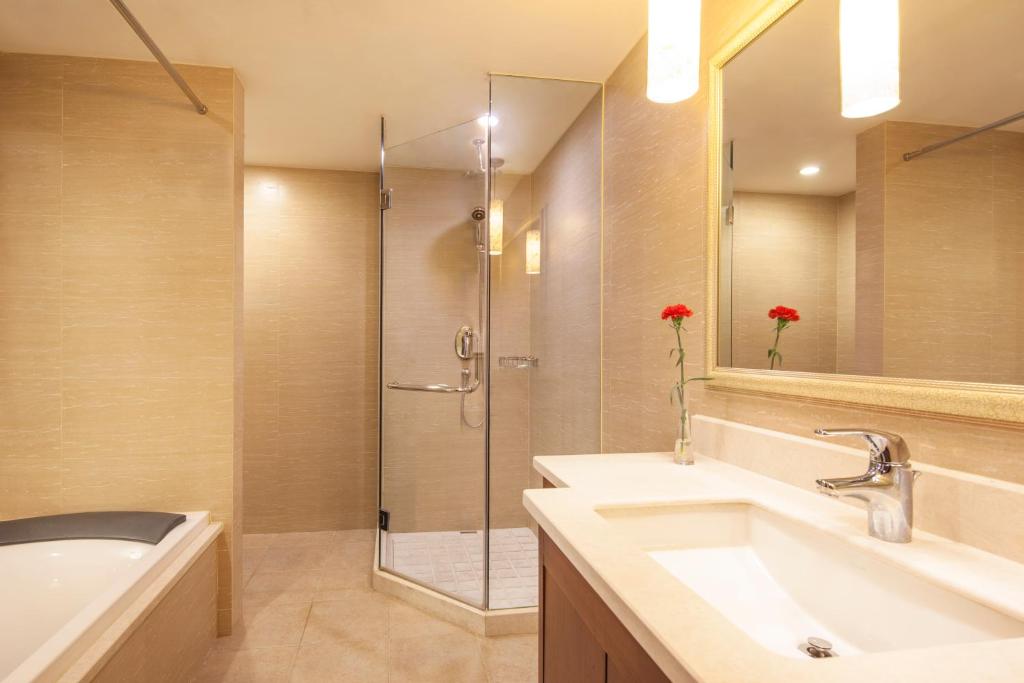 Двухместный (Классический номер с кроватью размера «queen-size»), Jin Jiang Pacific Hotel